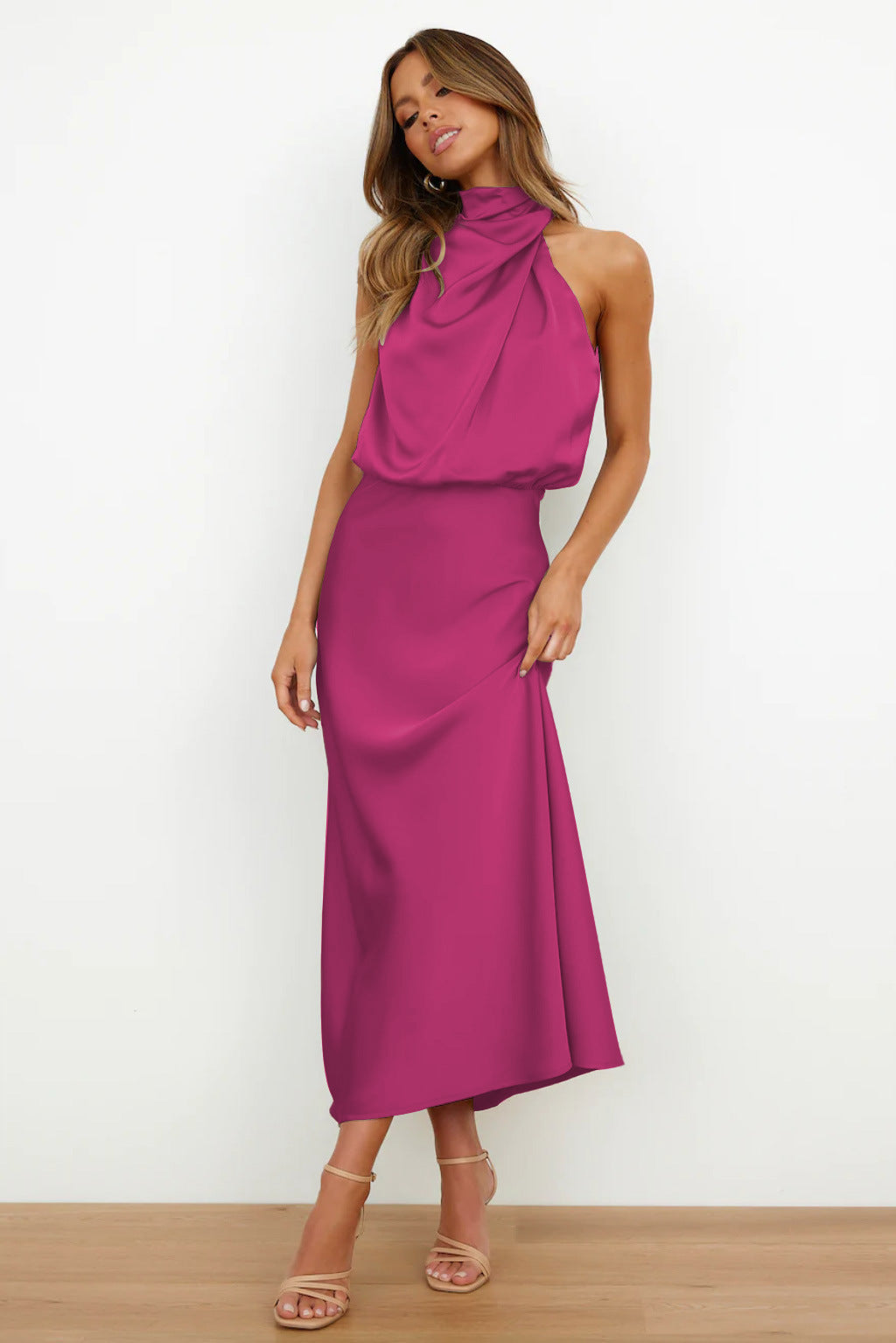 Robe maxi femme en satin élégant et fluide, avec drapé chic, parfaite pour une soirée ou occasion spéciale.