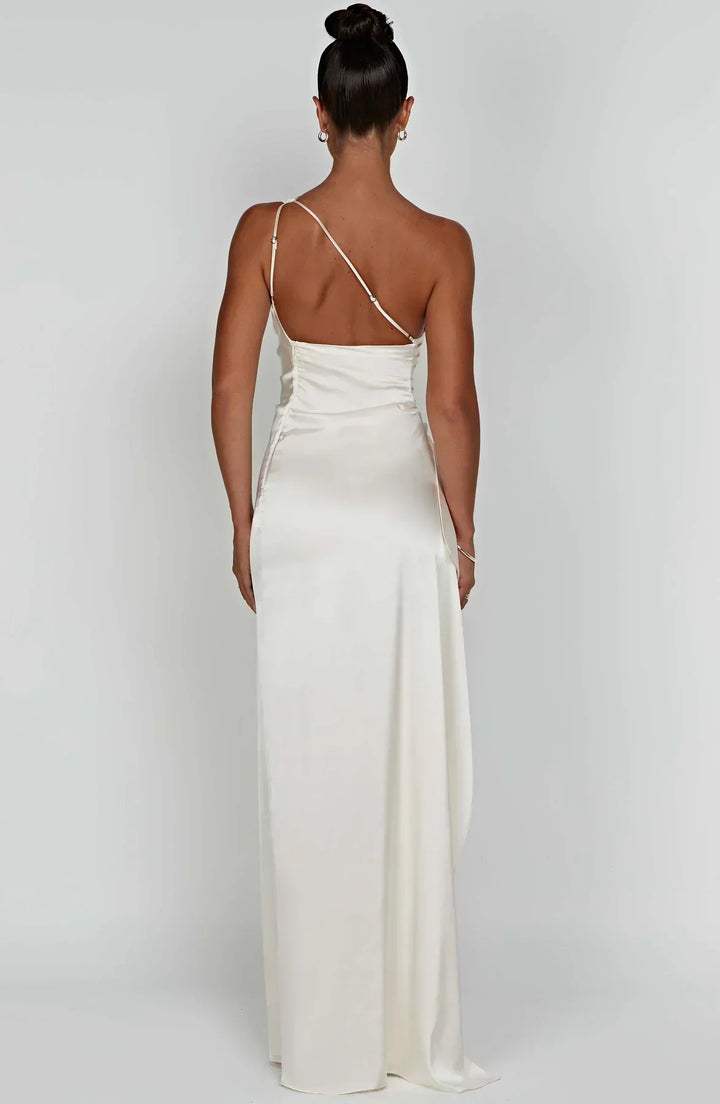 Robe pour femmes, satinée, fendue asymétrique, style soirée chic.