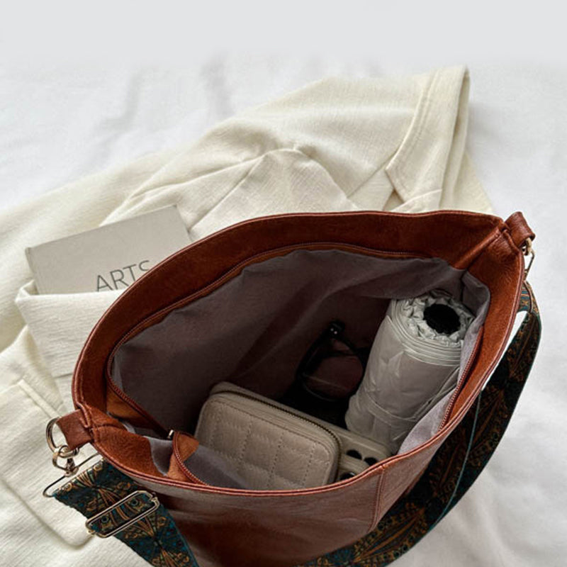 Détail du sac bandoulière Wanda en cuir PU, fermoir doré, un accessoire chic pour femme.