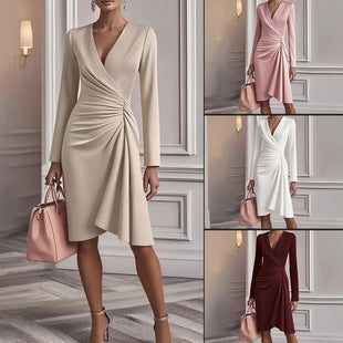 Robe midi femme élégante avec col V, froncée et coupe ligne A. Tenue de soirée chic et moderne.