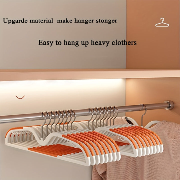 Lot de cintres gris courts, antidérapants et pivotants, parfaits pour rangement d'armoire.