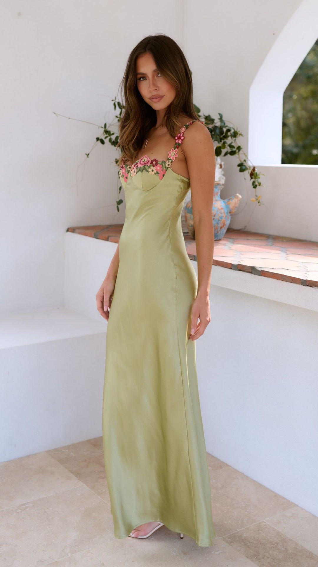 Robe femme fluide vert pomme, douceur et légèreté pour un confort optimal, style élégant et casual.