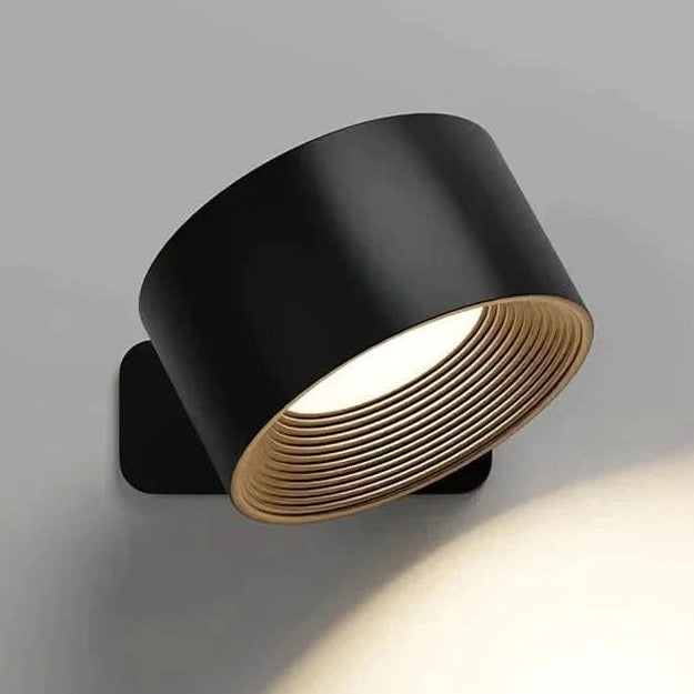 Applique murale LED 360° pivotante, sans fil. Design épuré, éclairage réglable pour tout espace intérieur.