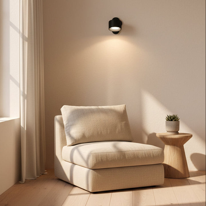 Lampe murale LED rechargeable, lumière douce pour décoration intérieure. Design élégant et fonctionnel.