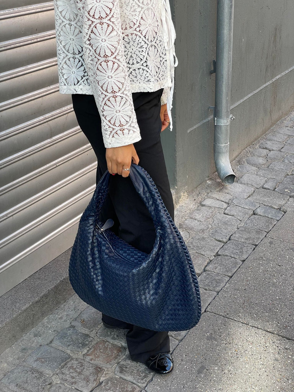 Élégant sac à main femme, bandoulière ajustable, fabriqué en cuir vegan.