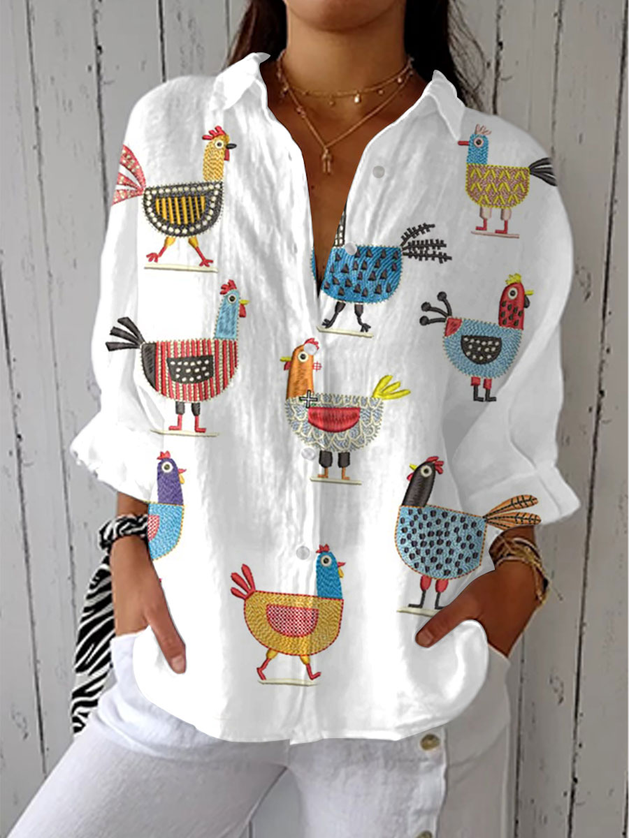 Blouse femme Ingrid blanche à motifs de poules multicolores, élégante et ludique pour un style décontracté printemps-été.