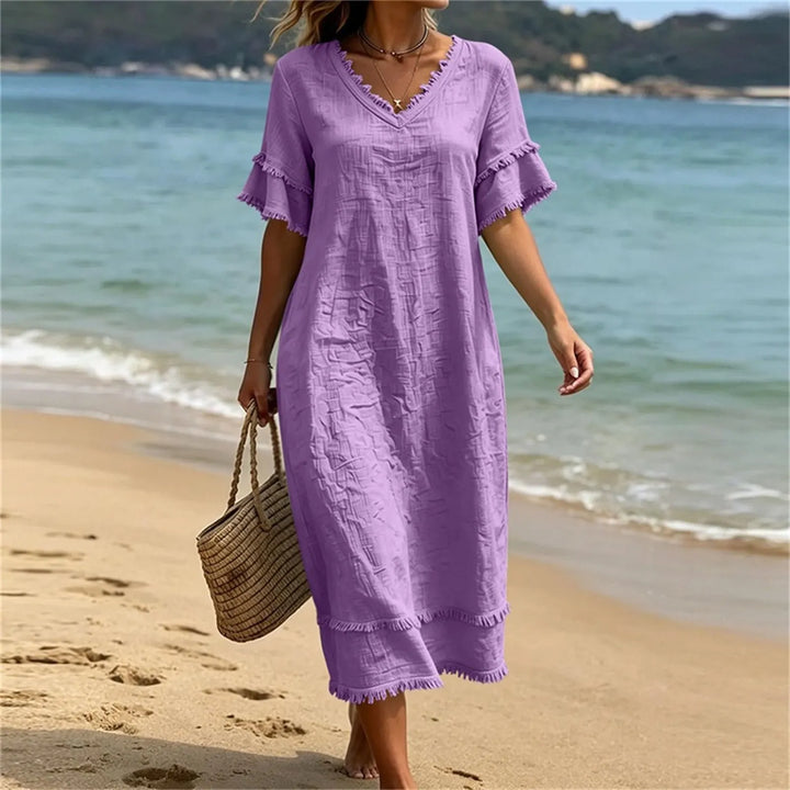 Silhouette fluide pour cette robe bohème femme à col V et franges. Idéale pour les vacances ou un look printanier décontracté.