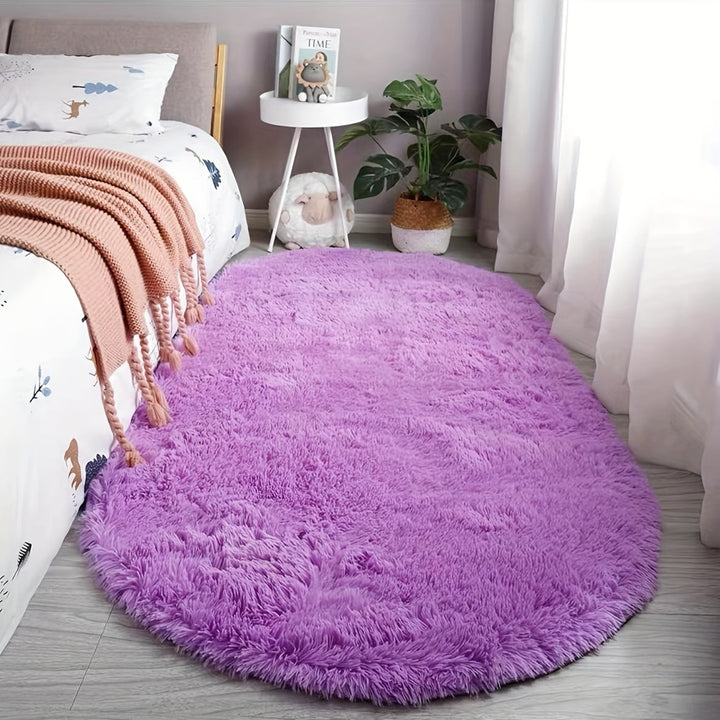 Luxueux tapis ovale en peluche, moelleux et résistant, idéal pour salon ou chambre.
