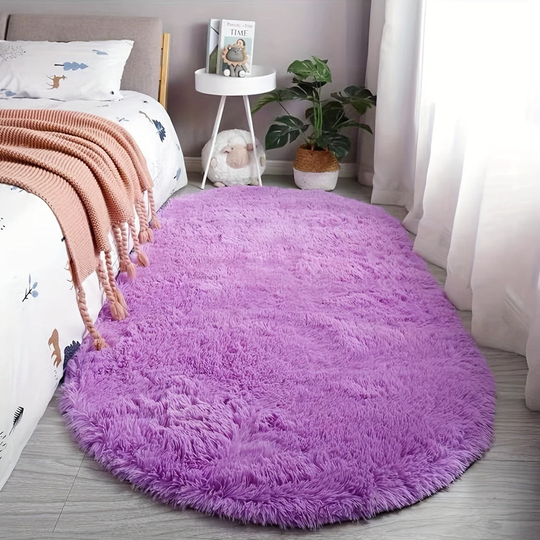 Tapis ovale moelleux, couleurs variées, pour apporter douceur et style au salon.