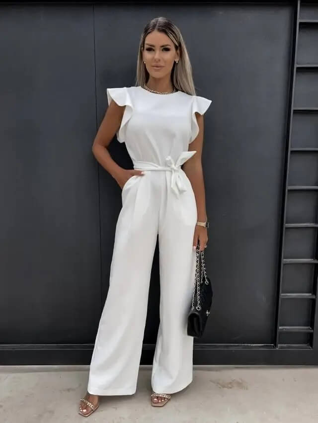 Combinaison élégante femme pour le bureau, style professionnel et confort toute la journée, chic.