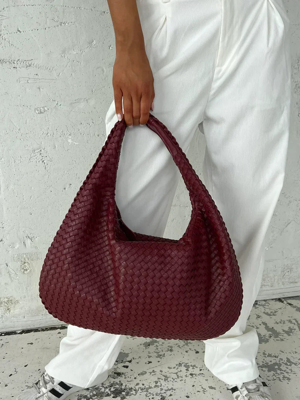 Sac à bandoulière luxe pour femme en cuir vegan, élégant et éthique.
