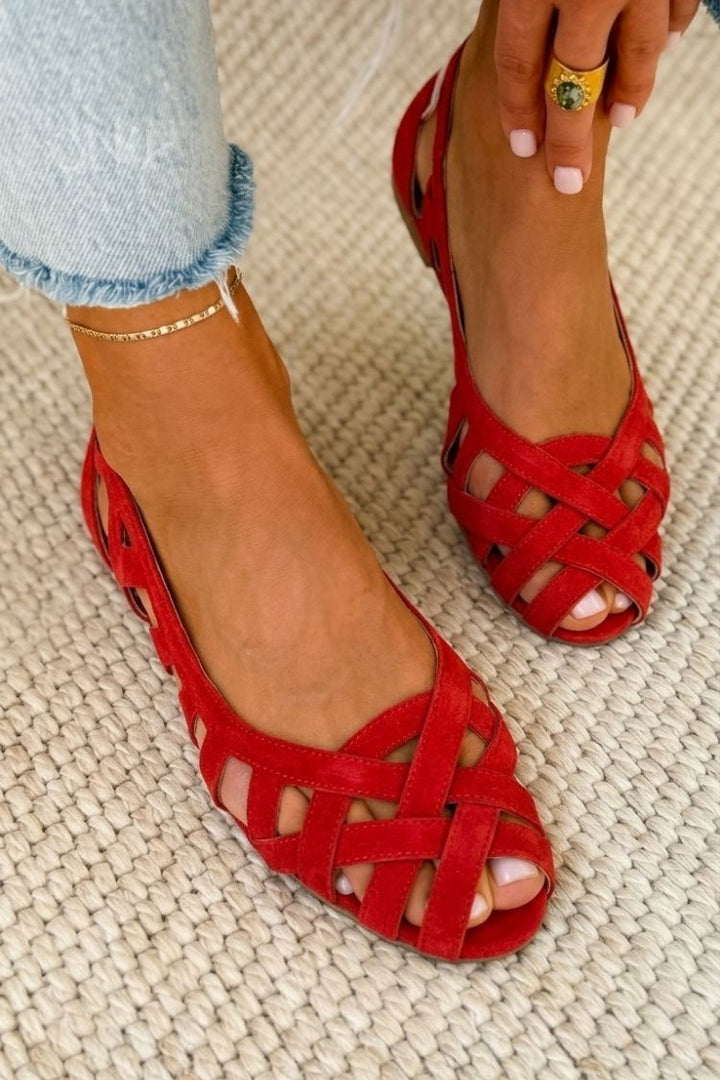 Sandales plates tressées femme pour une mode estivale décontractée et confortable.