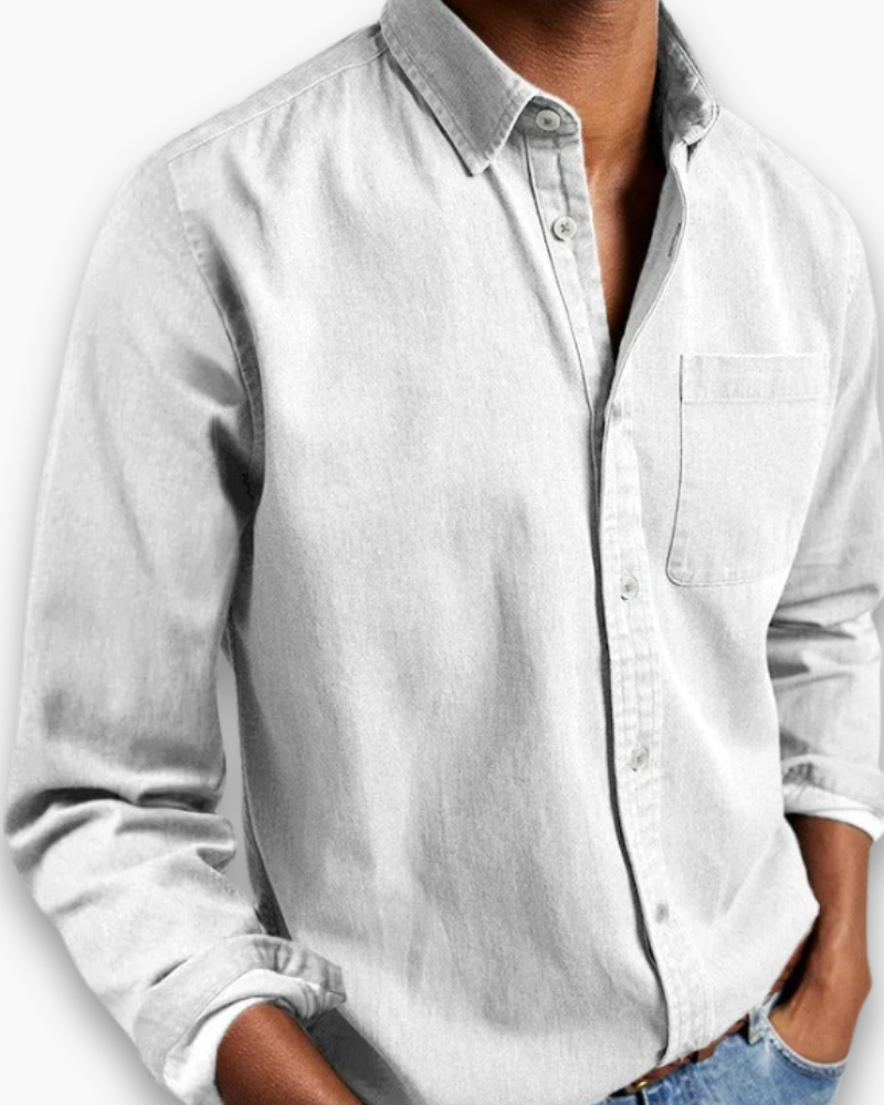 Accessoirisée, cette chemise homme classique est parfaite pour le bureau ou une soirée élégante d'été.