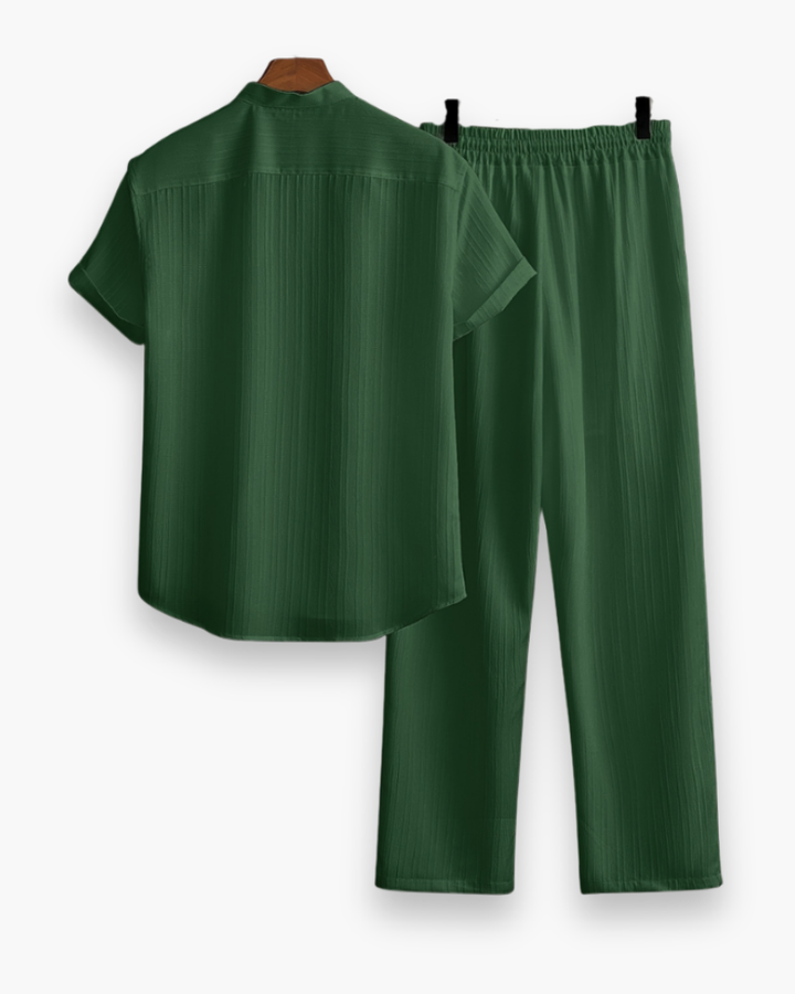 Mode masculine été : ensemble décontracté homme, chemise et pantalon léger pour un look relax et branché.