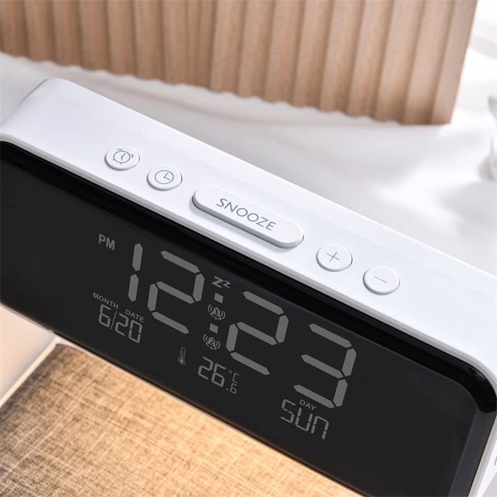Lampe de chevet multifonctionnelle : réveil LCD, chargeur sans fil rapide et éclairage LED dimmable 3-en-1.