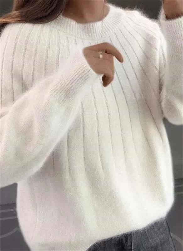 Pull élégant pour femme, tricoté en maille douce. Idéal pour un confort hivernal chic et mode.