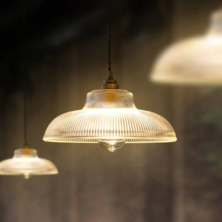 Lampe suspendue LED moderne en verre pour salon, chambre ou salle à manger, créant une ambiance chaleureuse.
