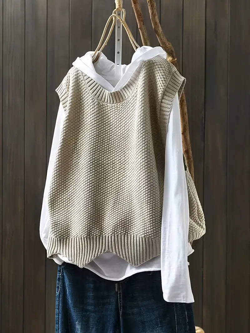 Pull sans manches femme marron, coupe droite. Confortable et chic pour un look quotidien ou de bureau polyvalent.
