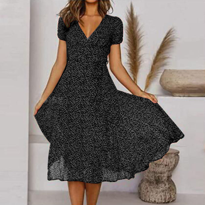 Robe midi élégante et fluide pour femme, disponible en grande taille. Confort estival avec col V et coupe évasée.