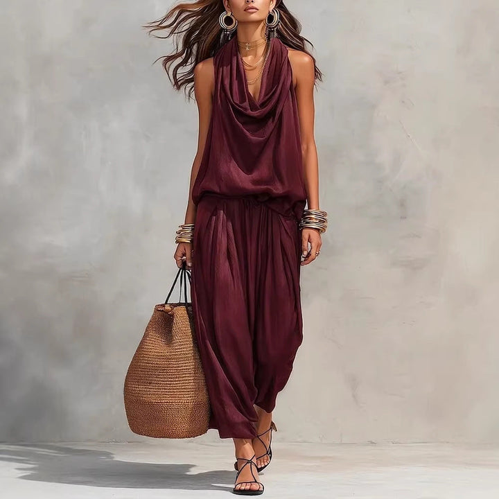 Top drapé élégant de l'ensemble femme fluide, parfait avec le pantalon ample. Mode chic printemps-été.