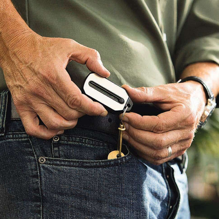 Lunettes de lecture portables avec étui porte-clés résistant, l'accessoire optique compact idéal à emporter partout.