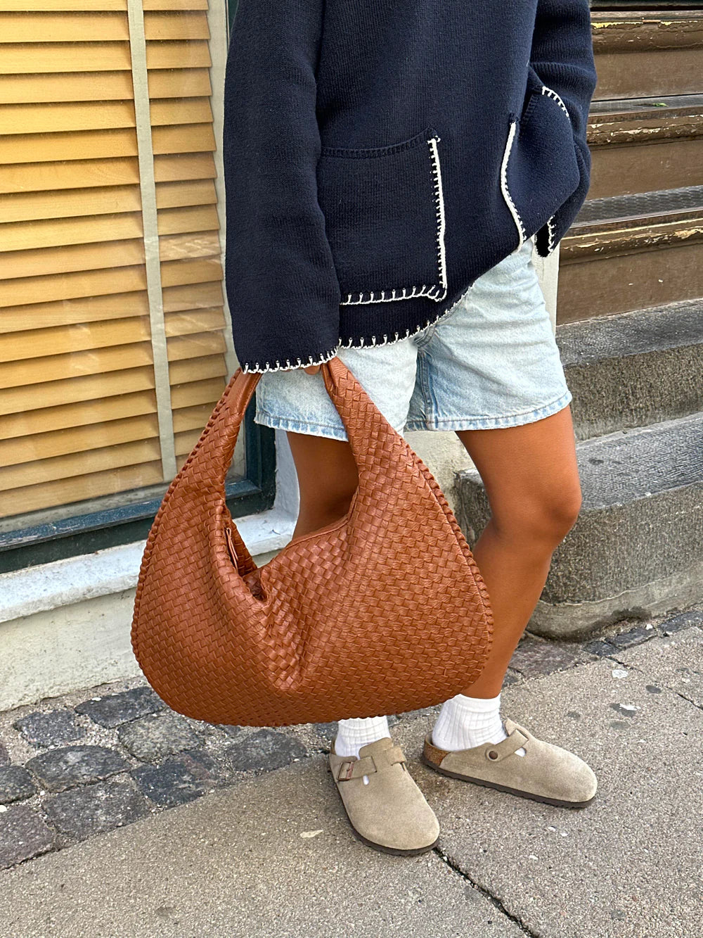 Sac à main chic en cuir vegan, bandoulière polyvalente pour femme moderne.