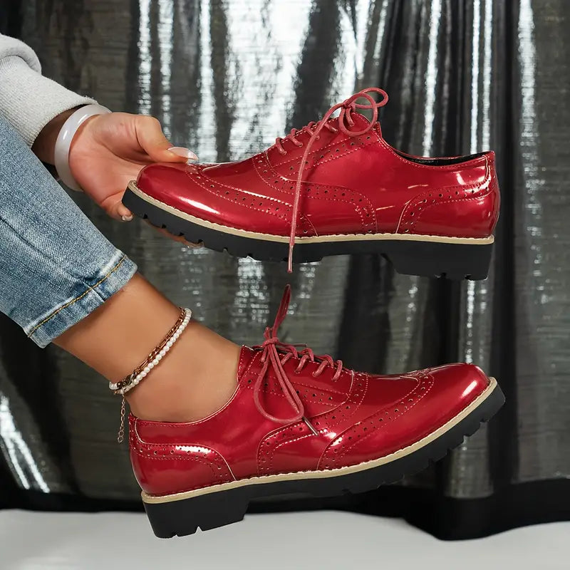 Souliers femme habillés en cuir verni à lacets. Style chic et moderne pour occasions formelles.