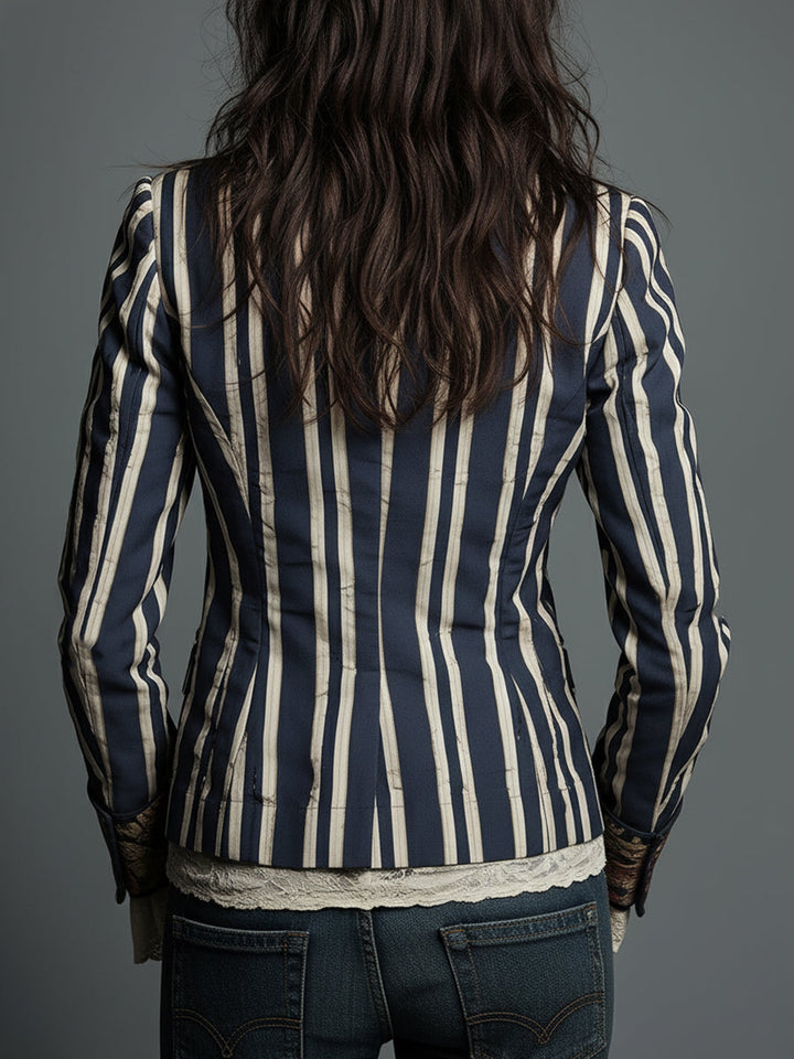 Mode femme : blazer rayé floral bohème, esprit vintage, élégant pour une touche printanière.