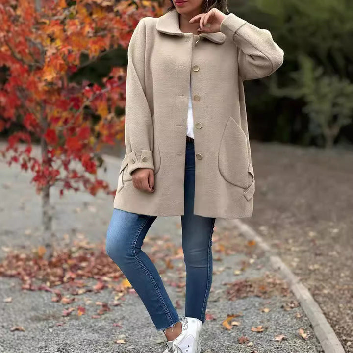 Manteau femme d'hiver élégant, avec col polo structuré et laçage pour un ajustement chic et confortable.
