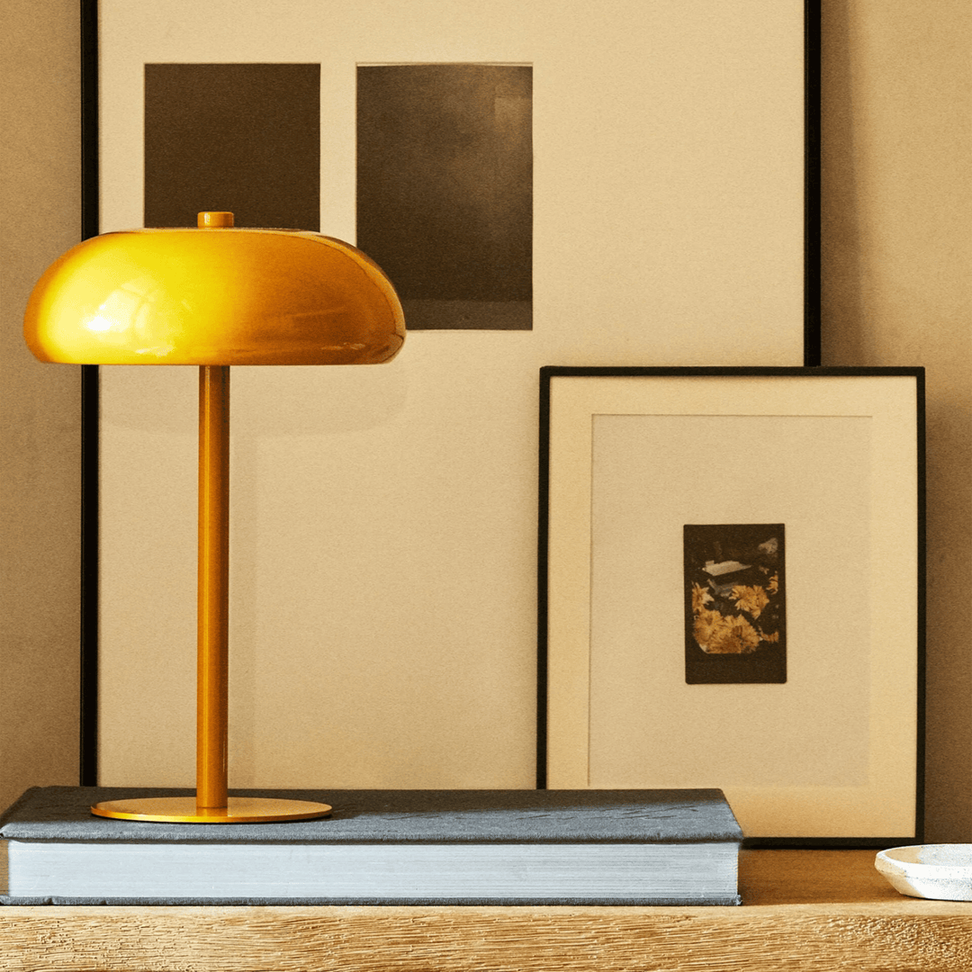 Lampe de table LED minimaliste, sans fil, avec contrôle tactile. Décoration intérieure moderne et pratique.