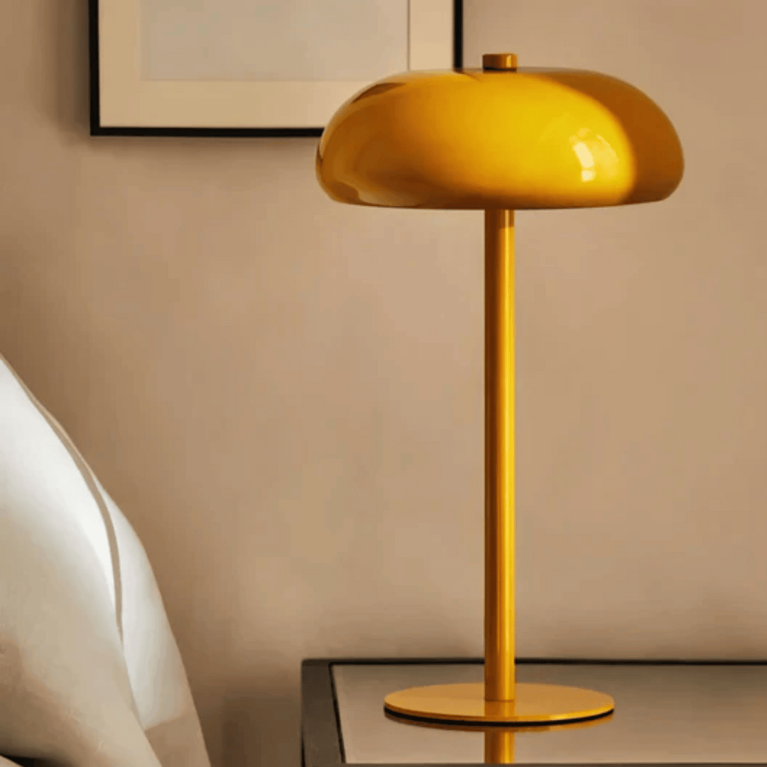 Lampe LED tactile avec abat-jour dôme élégant, sans fil. Lumière d'ambiance parfaite pour une décoration moderne.