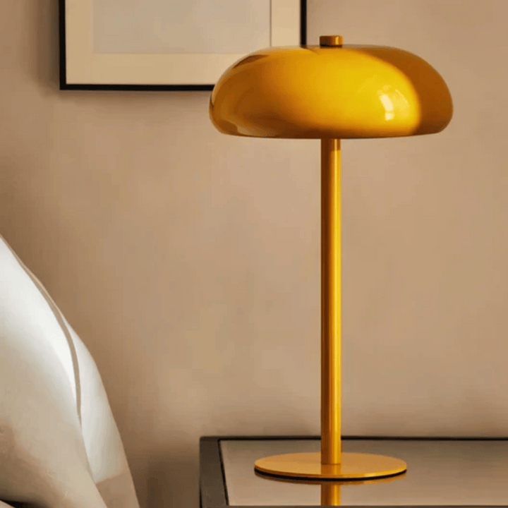 Lampe LED tactile avec abat-jour dôme élégant, sans fil. Lumière d'ambiance parfaite pour une décoration moderne.