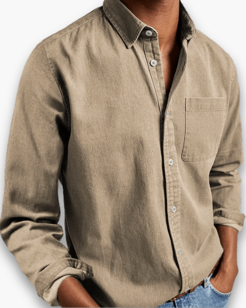 Chemise homme blanche polyvalente, essentielle pour la mode masculine. Parfaite pour le bureau ou look estival.