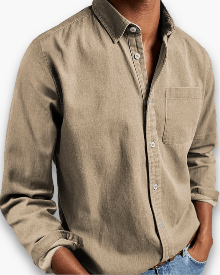 Chemise homme blanche polyvalente, essentielle pour la mode masculine. Parfaite pour le bureau ou look estival.