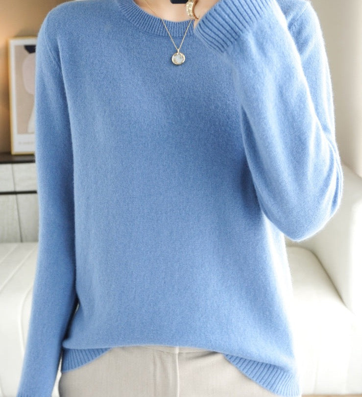 Pull femme chic et doux, parfait pour le confort et l'élégance moderne en saison froide.