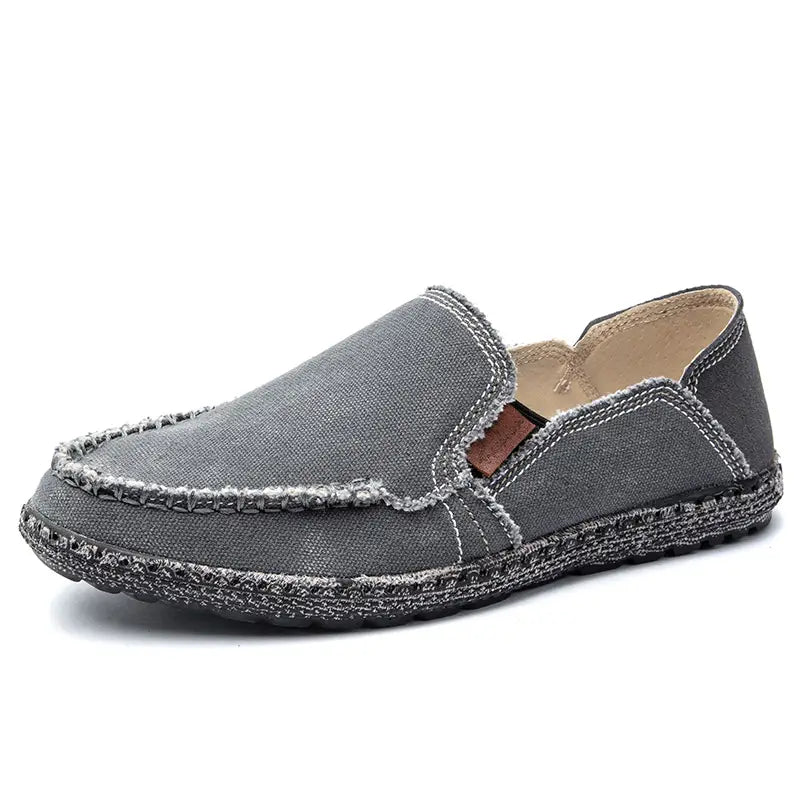 Paire de mocassins homme décontractés pour un style quotidien. Chaussures à enfiler, offrant confort et look urbain chic.
