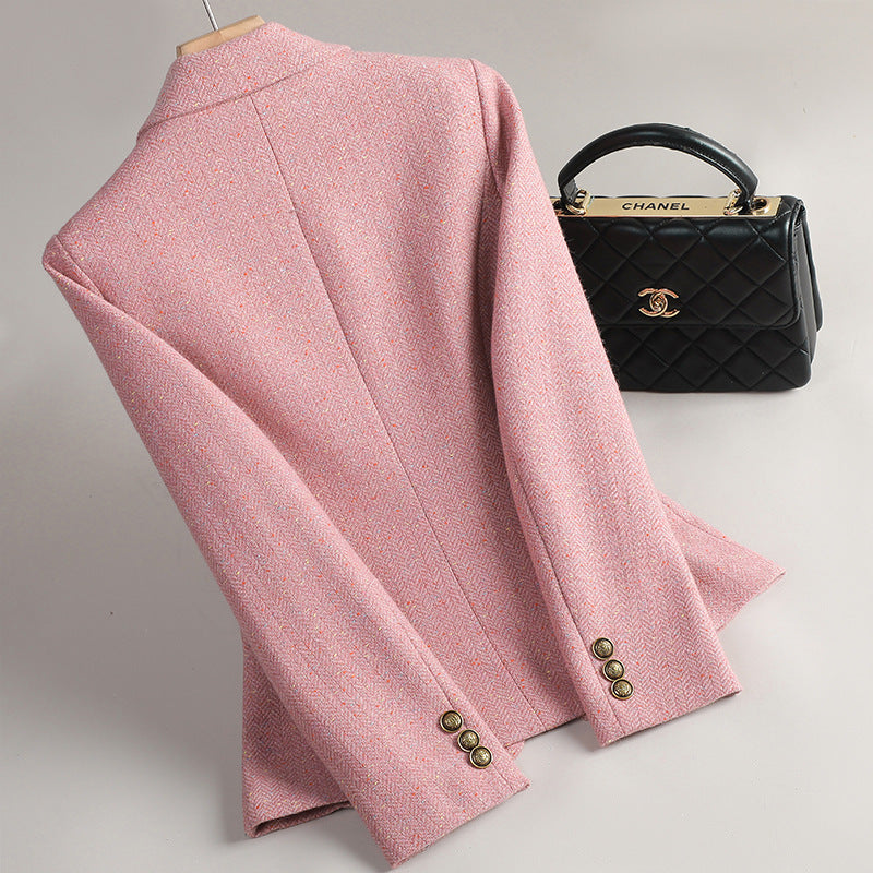 Veste blazer femme grise, coupe classique. Tenue professionnelle polyvalente, élégante pour le bureau.