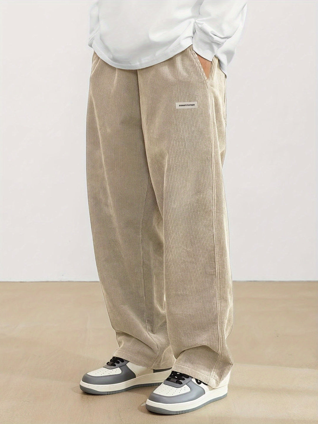 Pantalon long homme en velours côtelé, coupe large décontractée, style urbain tendance et confort.