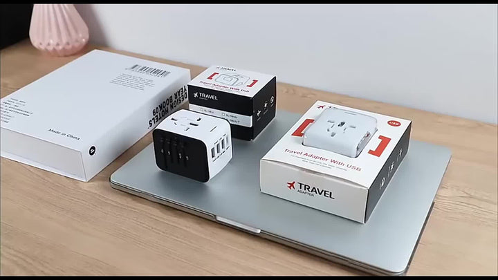 Chargeur rapide et fiable, adaptateur de voyage universel avec USB et Type-C pour toutes vos destinations.