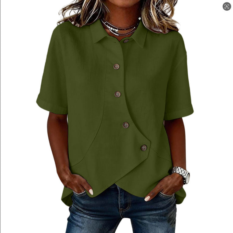 Chemise femme élégante avec col structuré et coupe asymétrique. Boutonnée, fluide, style moderne printemps-été.