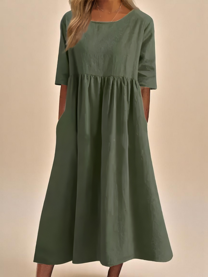 Femme en robe longue ample en coton décontractée, look élégant et fluide pour les journées d'été.