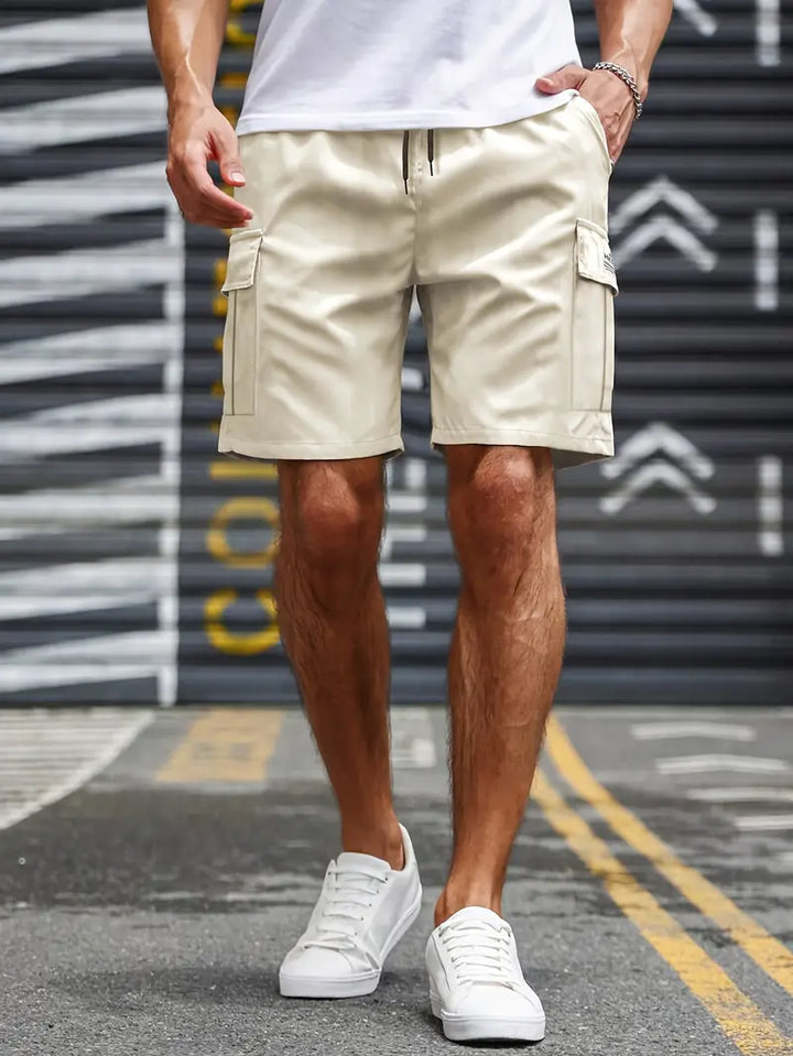 Short cargo homme, tissu infroissable, parfait pour voyager et profiter de l'été avec style.