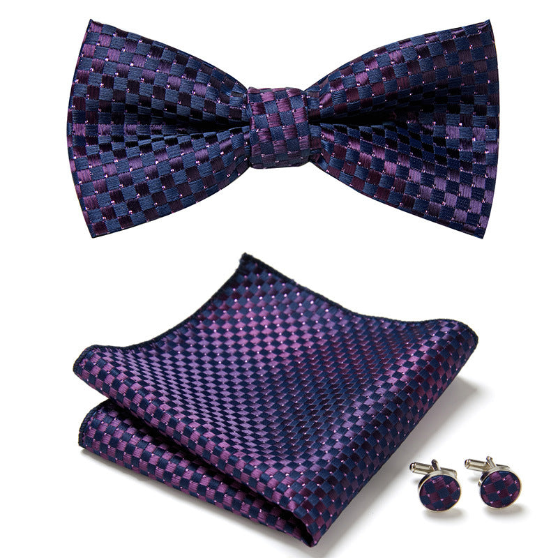 Accessoires homme pour costume de cérémonie : nœud papillon, pochette, boutons de manchette.