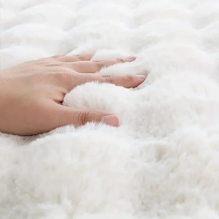 Tapis floral fleuri moderne en peluche pour un salon chaleureux. Design contemporain et doux au toucher.