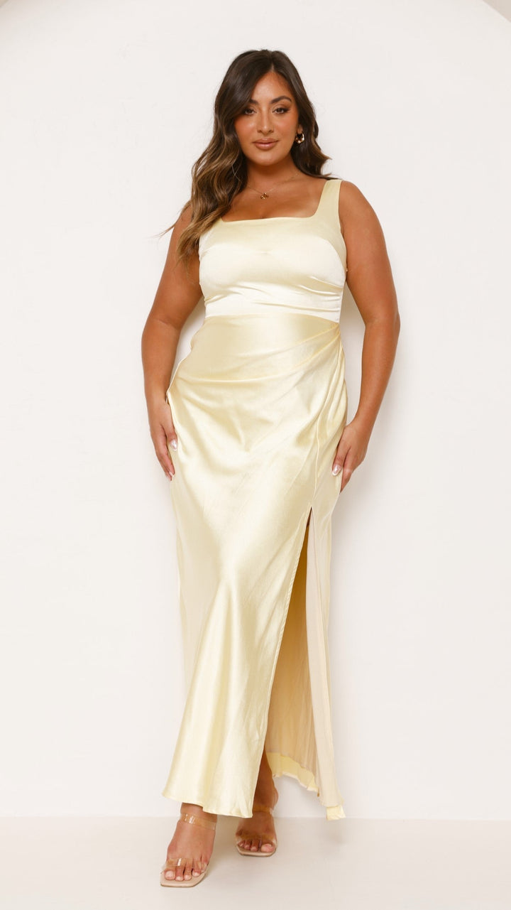 Robe de soirée longue jaune, élégante, encolure carrée, coupe flatteuse pour femme.