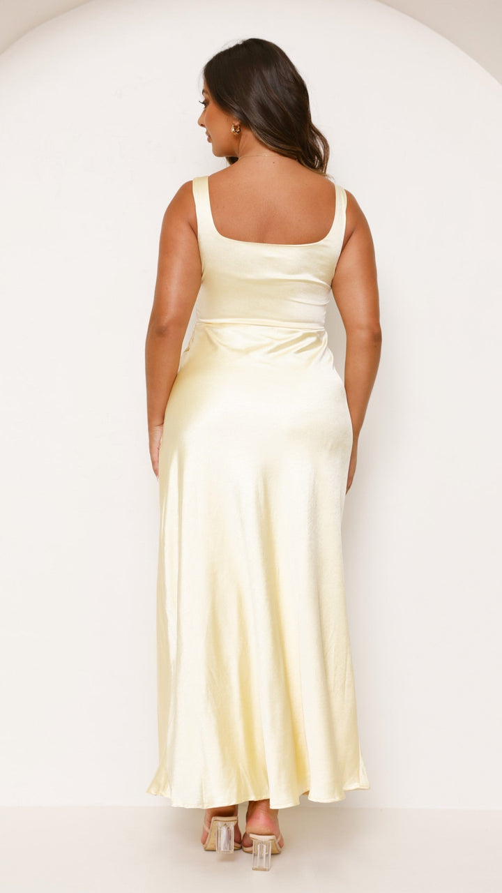 Robe femme jaune éclatante, encolure carrée, robe longue élégante pour un look festif.