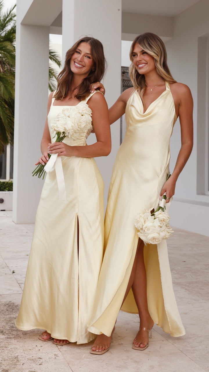 Élégante robe longue jaune pour femme, encolure carrée, parfaite pour toute célébration.