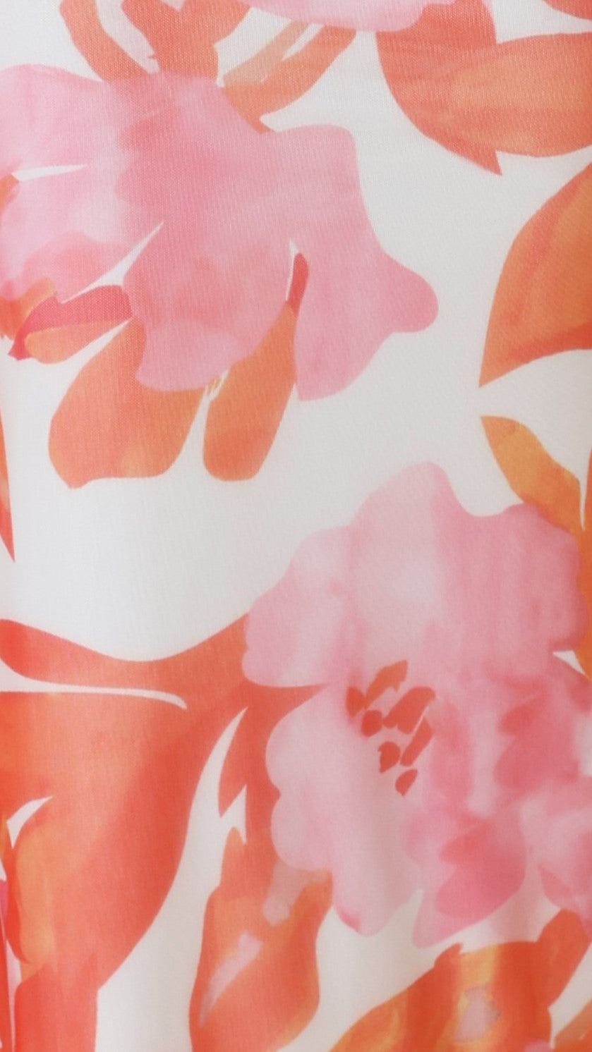 Robe longue estivale femme, motif floral rose vibrant, coupe ajustée, fines bretelles. Parfaite pour l'élégance.