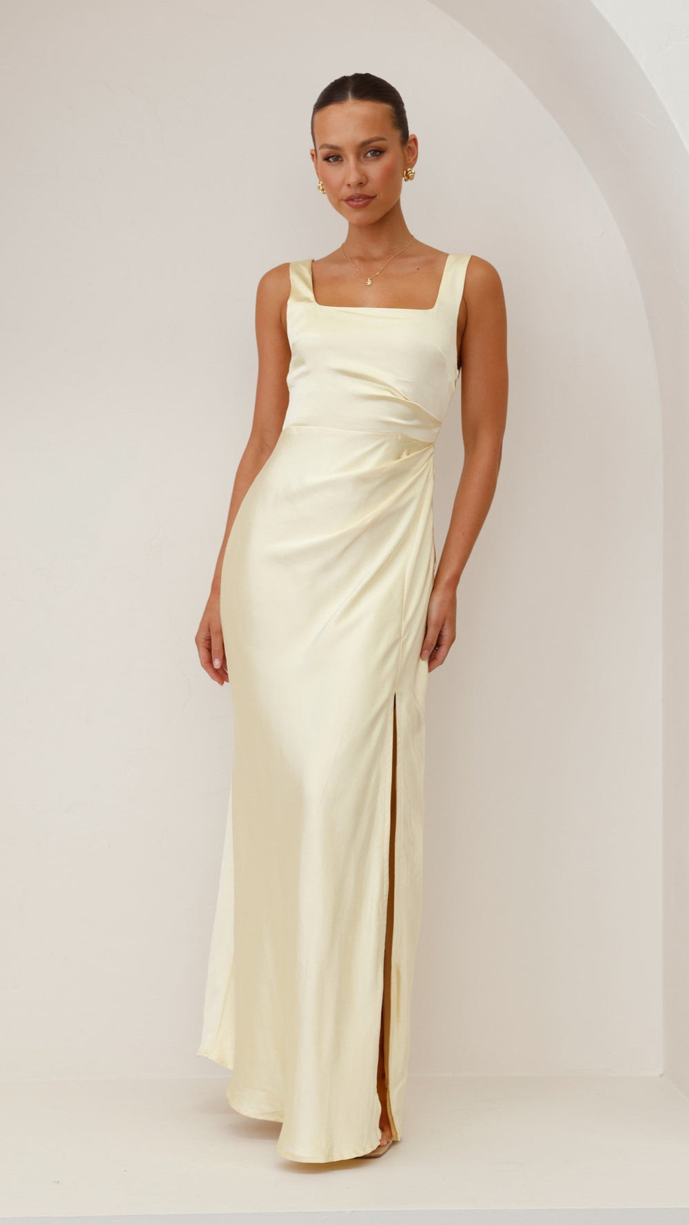Superbe robe de soirée jaune pour femme, coupe longue et encolure carrée tendance.