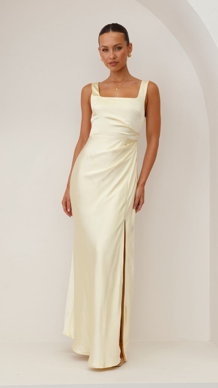 Superbe robe de soirée jaune pour femme, coupe longue et encolure carrée tendance.